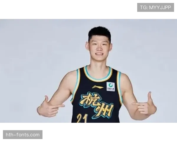 胡金秋背着普通双肩包挤地铁，手腕那块表比我半年工资值钱